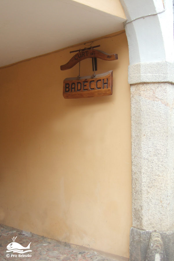 Curt di Badècch, particolare dell'ingresso su Via Vittorio Veneto Curt di Badècch, particolare dell'ingresso su Via Vittorio Veneto