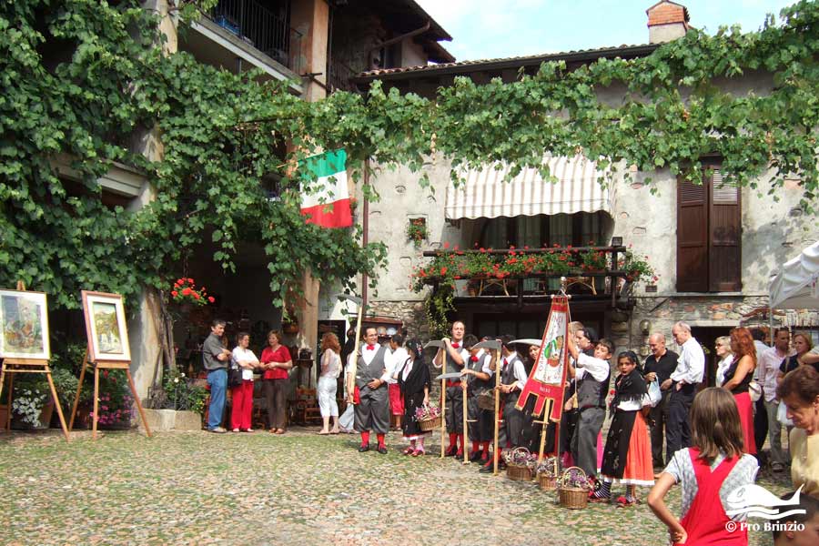Curt di Badòll col gruppo folk "I Tencitt" Curt di Badòll col gruppo folk "I Tencitt"